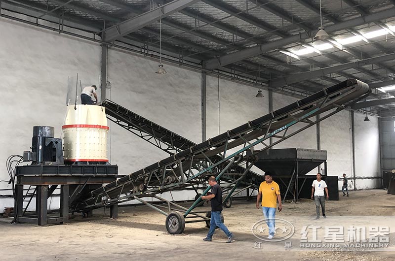 復合式粉碎機現(xiàn)場 復合式粉碎機現(xiàn)場