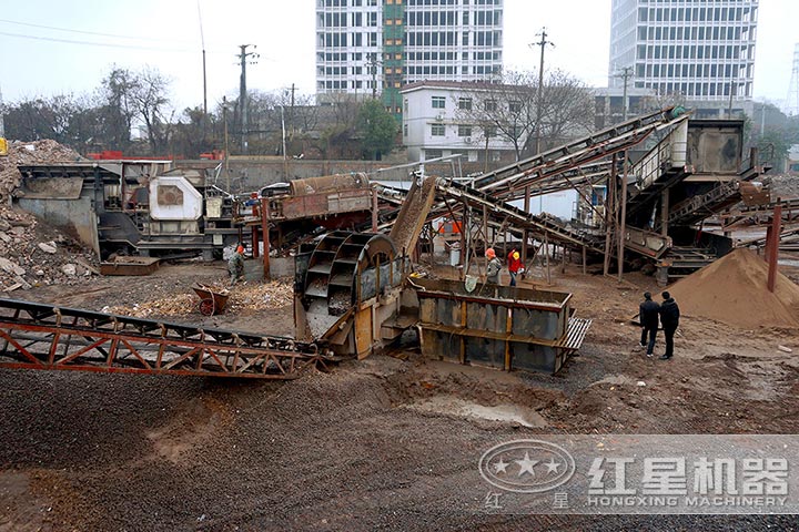 小型粉碎建筑垃圾的機(jī)器現(xiàn)場(chǎng)